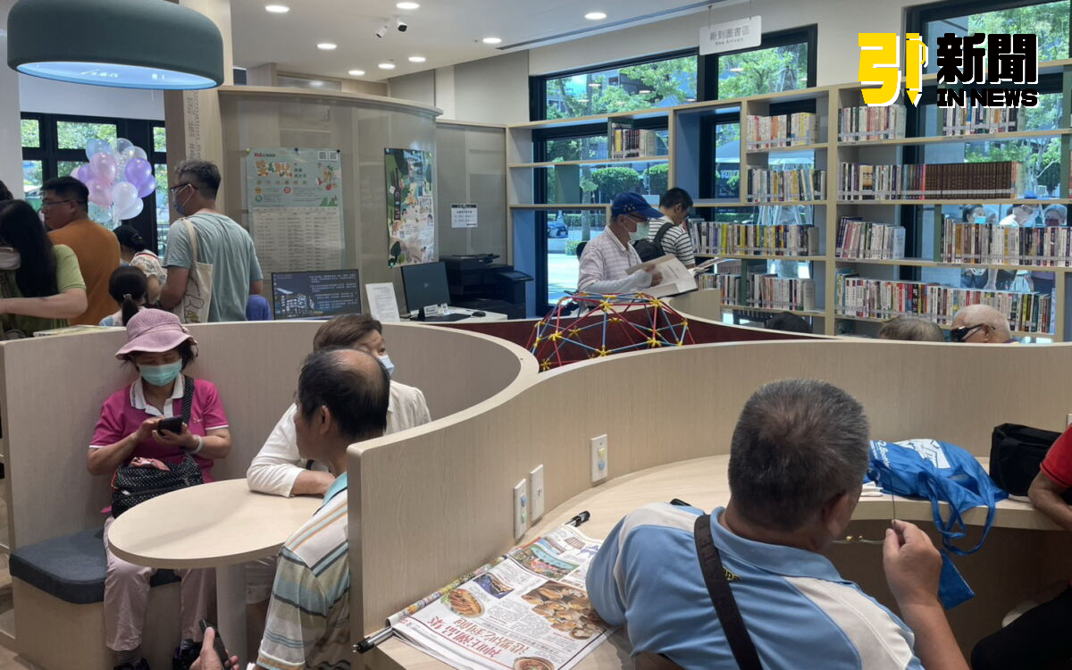 圖／三重兒童親子分館也結合社會局資源，設置「銀髮俱樂部」據點，實現共讀、共學、共融的社區閱讀環境。（記者陳志仁攝，2025.07.04）