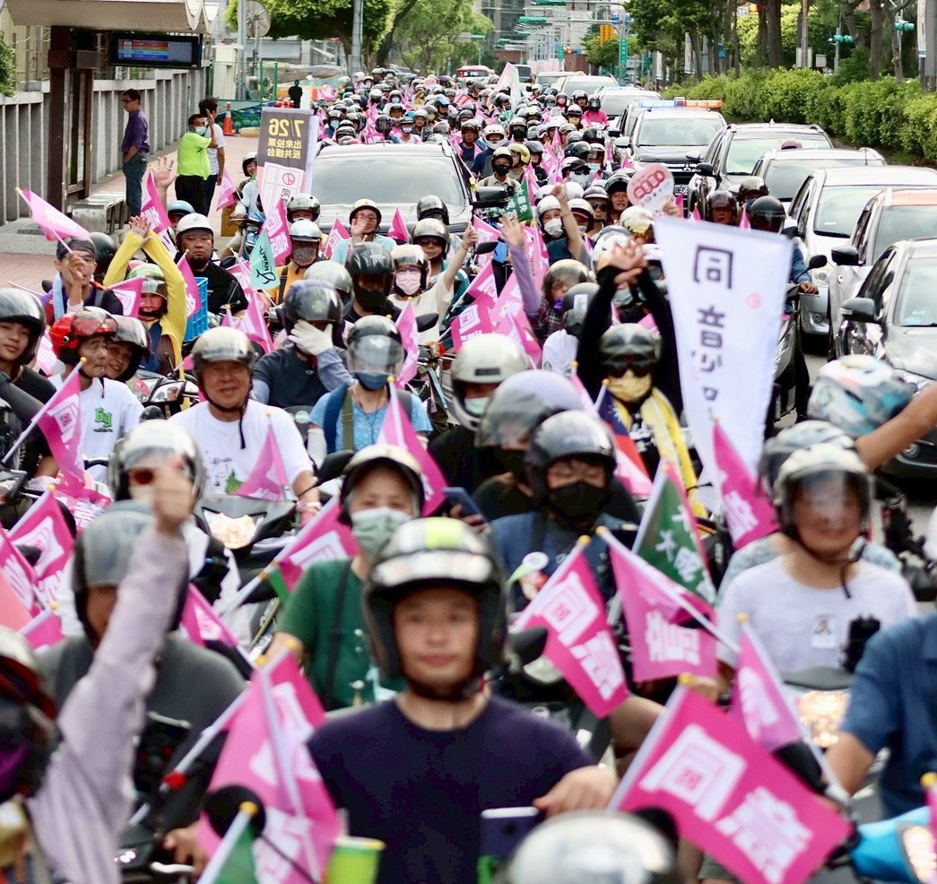 圖／「同意罷免大車隊　守護台灣不後退」的行動，自平鎮區三崇宮出發，吸引逾千台的機車參與。（正國會提供）