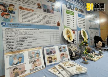 圖／《雙語品德職業技能訓練週記》特別新增漫畫式情境案例，並在關鍵詞彙下方提供中英文對照，潛移默化強化語言與倫理素養。（記者陳志仁攝，2025.07.07）