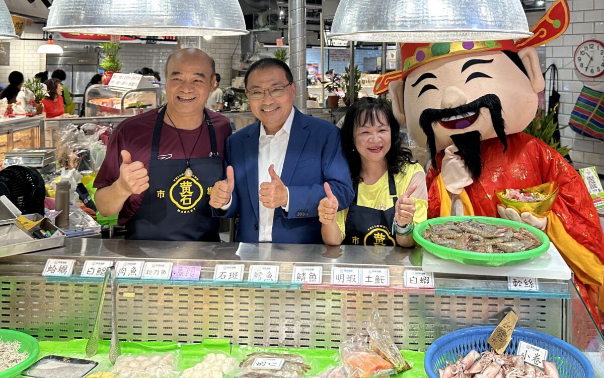圖／新北市長侯友宜巡視黃石市場，親切與攤商互動。（新北市政府市場處提供）