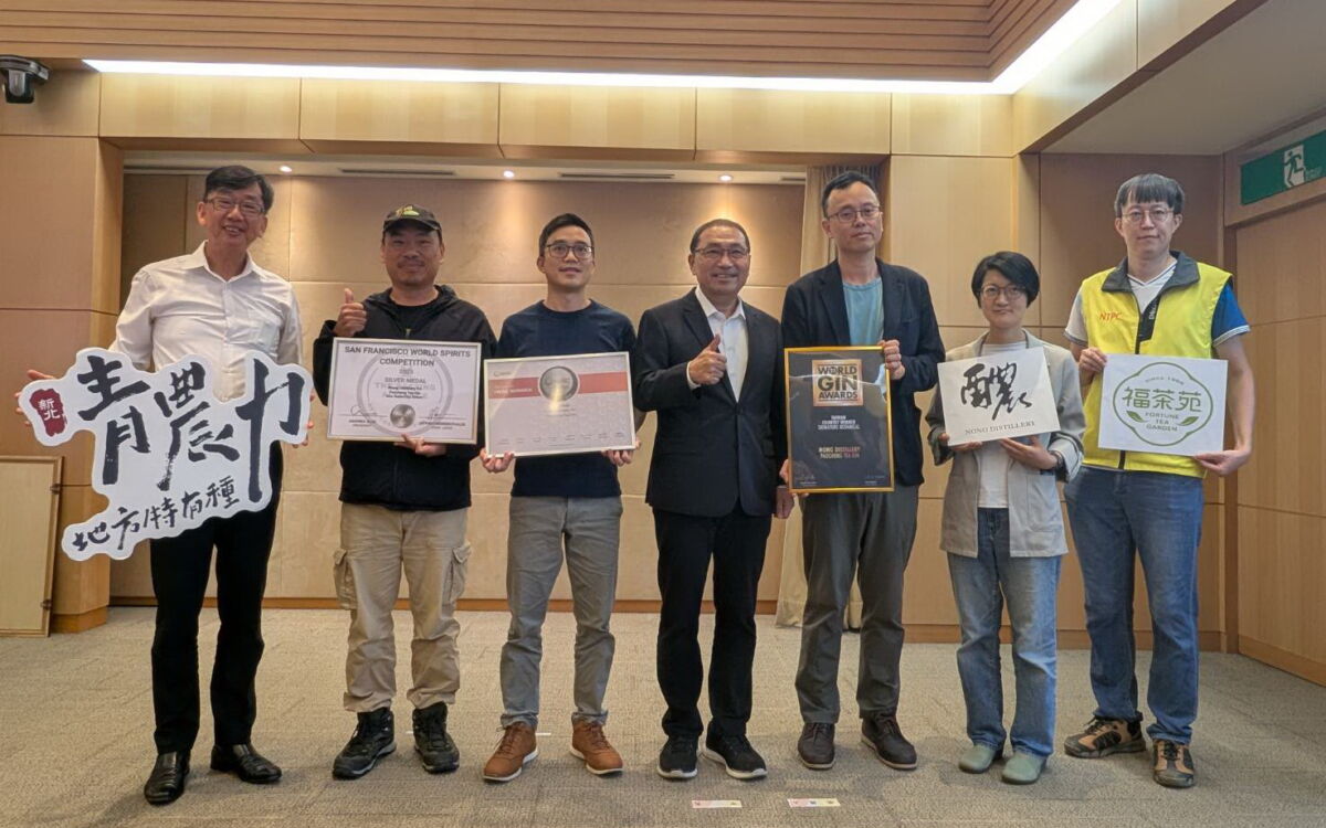 圖／新北市青農李建緯（右3）、吳柏諺（左3）合作製作「醲琴酒－包種茶」，獲各項國際獎項，特向市長侯友宜分享榮耀。（新北市政府農業局提供）
