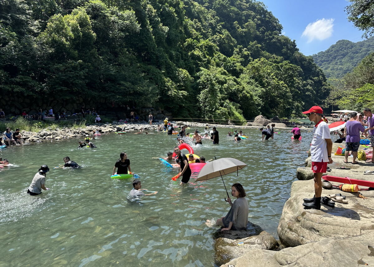 圖／大豹溪戲水景點，現場有合格救生員駐守。（新北市政府觀光旅遊局提供）