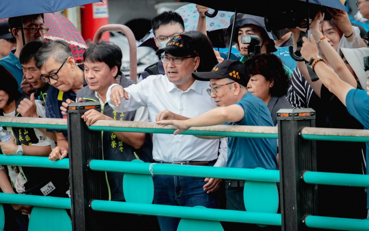 圖／新北市長侯友宜今日在水利局局長宋德仁的陪同下，視察大窠坑溪二期工程之成果。（新北市政府水利局提供）