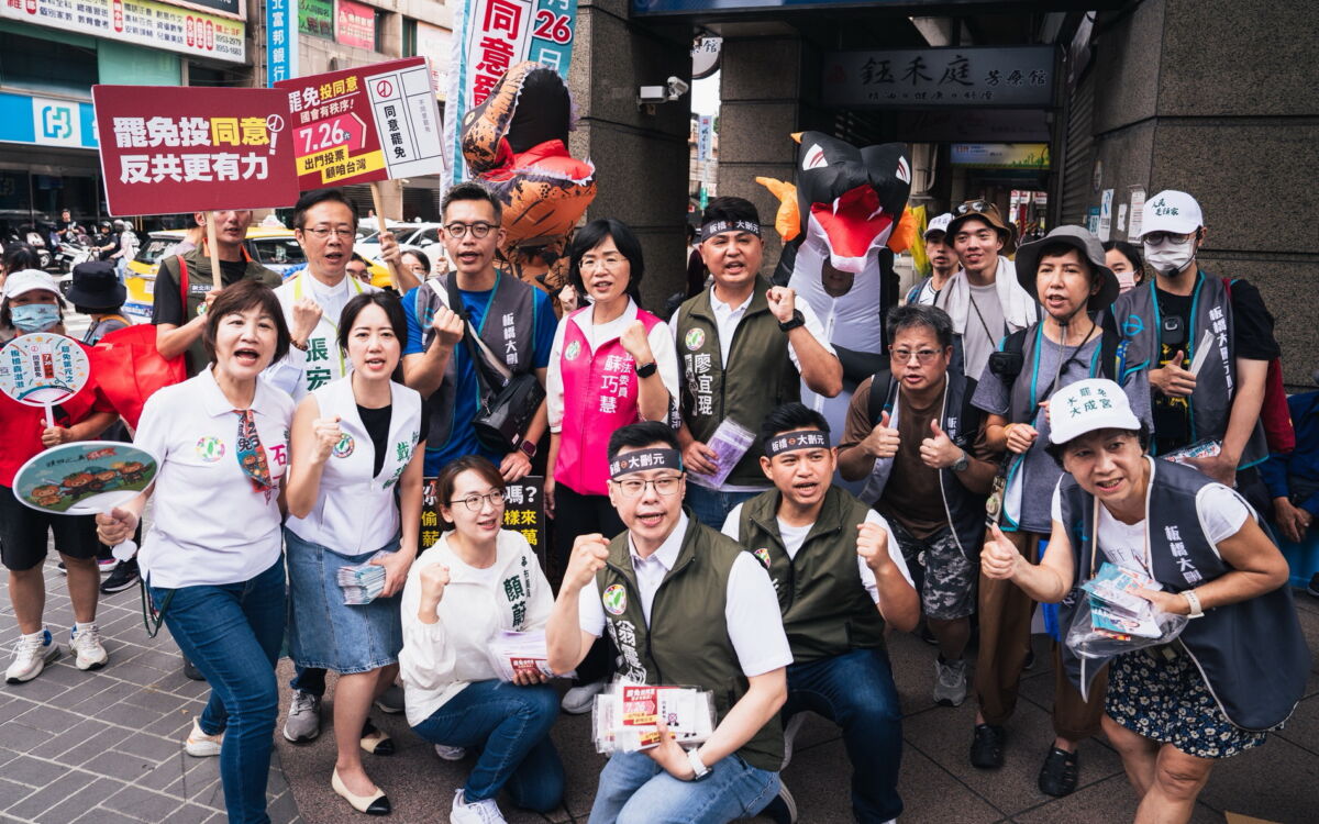 圖／民進黨新北市黨部12日結合立委張宏陸及新北市議員廖宜琨、戴瑋姍、山田摩衣、石一佑、翁震州、顏蔚慈、彭一書等人掃街，號召民眾7月26日站出來投下同意票。（民進黨新北市黨部提供）