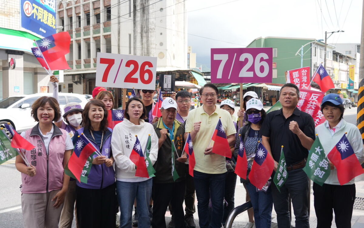 圖／民進黨秘書長林右昌今（13）日與花蓮多位的黨公職前往吉安三角市場掃街拜票。（民進黨提供）