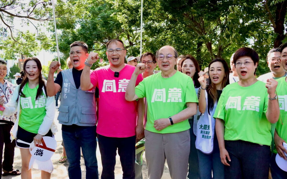 圖/由立委王義川發起的「同意罷免大車隊」今(13)日壓軸挺進新竹市,首度與「護國大遶境」合體掃街。(正國會提供)