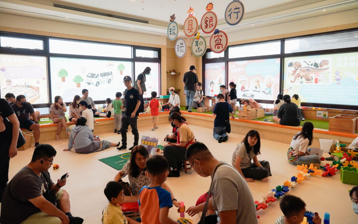 圖／新北市玩具銀行旗艦店「玩聚窩」為慶祝十週年， 舉辦主題展暨快閃闖關活動，吸引200多位親子家庭參與。（新北市政府社會局提供）