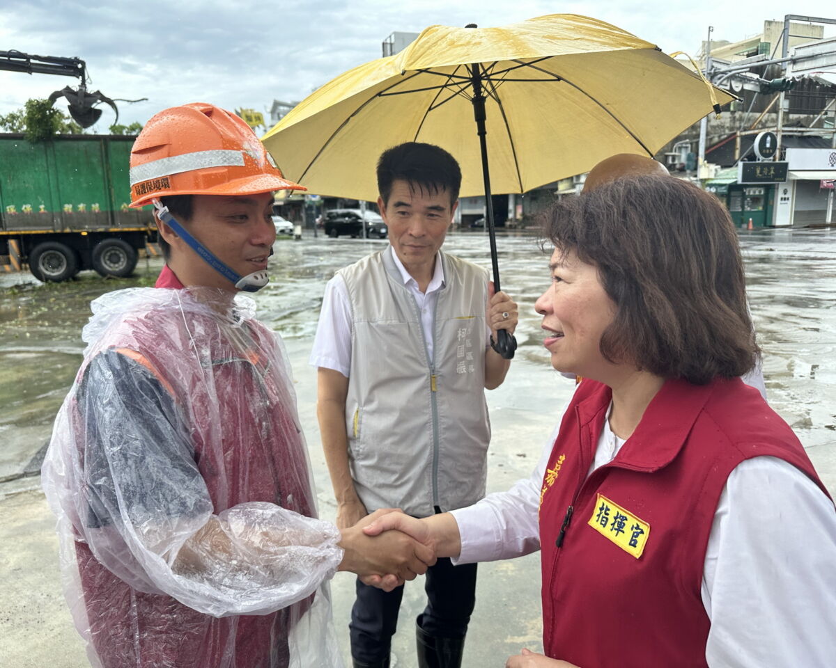 圖／嘉義市市長黃敏惠感謝出身嘉義的廖嘉彬隊長前來家鄉支援。（新北市政府環保局提供）