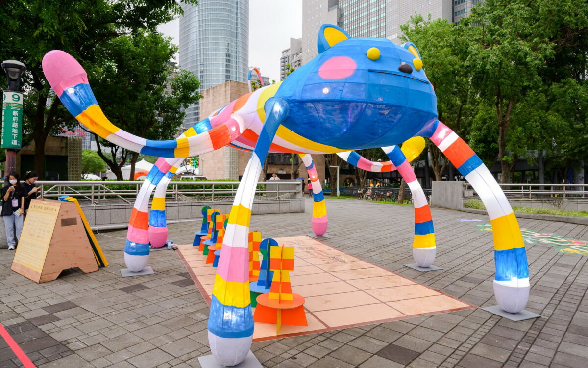 圖／地景藝術家王振瑋以「賽尼特」、埃及元素及當代藝術創造出一隻呆萌且歡愉可愛的怪獸-琪琪。（新北市政府文化局提供）
