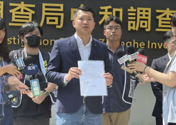 圖／新北市議員李宇翔今（16）日前往法務部調查局新北市調查處具名遞交事證，呼籲立即立案查辦，國民黨不要再以模糊的話術規避責任。（新北市議員李宇翔提供）