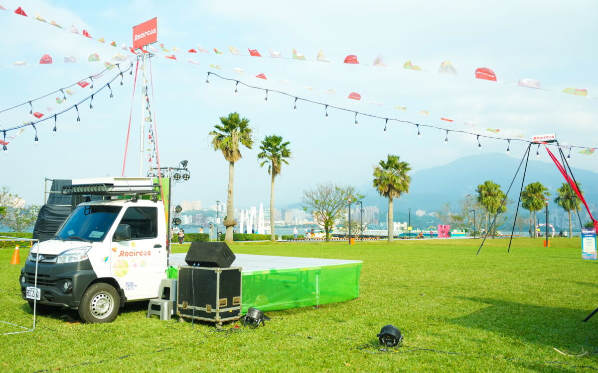 圖／兒童劇團使用獨家「移動綠劇場」，以電動車作為行動舞台車，有效減少巡演過程中的碳排放。（新北市政府環保局提供）