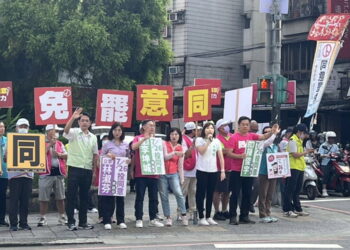 圖／立委李坤城、林淑芬、陳俊宇今日與新北市議員張嘉玲、張維倩，及前立委江永昌，拜託中和的民眾726一定要出來投票。（立委李坤城臉書）