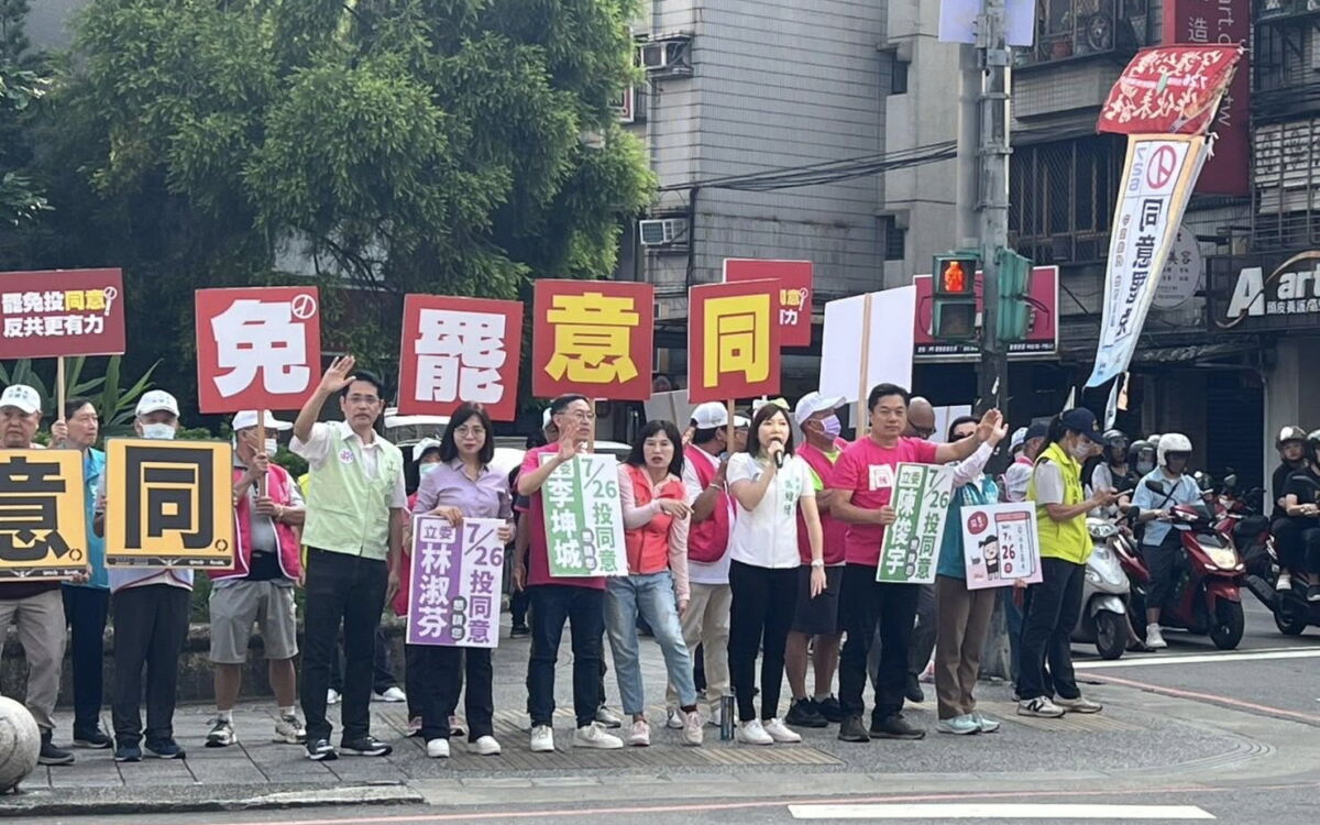 圖／立委李坤城、林淑芬、陳俊宇今日與新北市議員張嘉玲、張維倩，及前立委江永昌，拜託中和的民眾726一定要出來投票。（立委李坤城臉書）