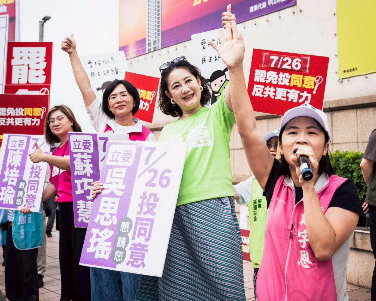 圖／新北市議員鄭宇恩今日與立委吳思瑤、蘇巧慧、陳培瑜，及「 罷洪！！刻不容楷」 志工，呼籲民眾7月26日踴躍投票。（新北市議員鄭宇恩臉書）