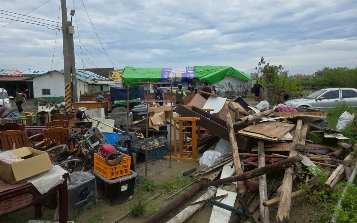 圖／丹娜絲颱風重創中南部，災民面對家園重建不僅缺工、缺料，還傳詐騙事件，使原已困難的弱勢家庭更添挑戰。（基督教芥菜種會提供）