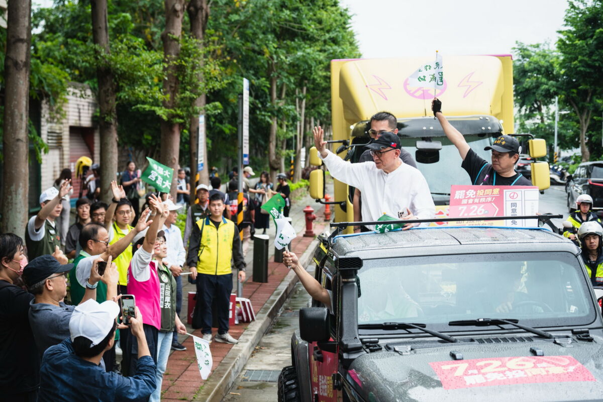 圖/反共護台志工聯盟三號志工曹興誠呼籲以選票罷免親中立委,守護台灣的民主自由。(民進黨新北市黨部提供)