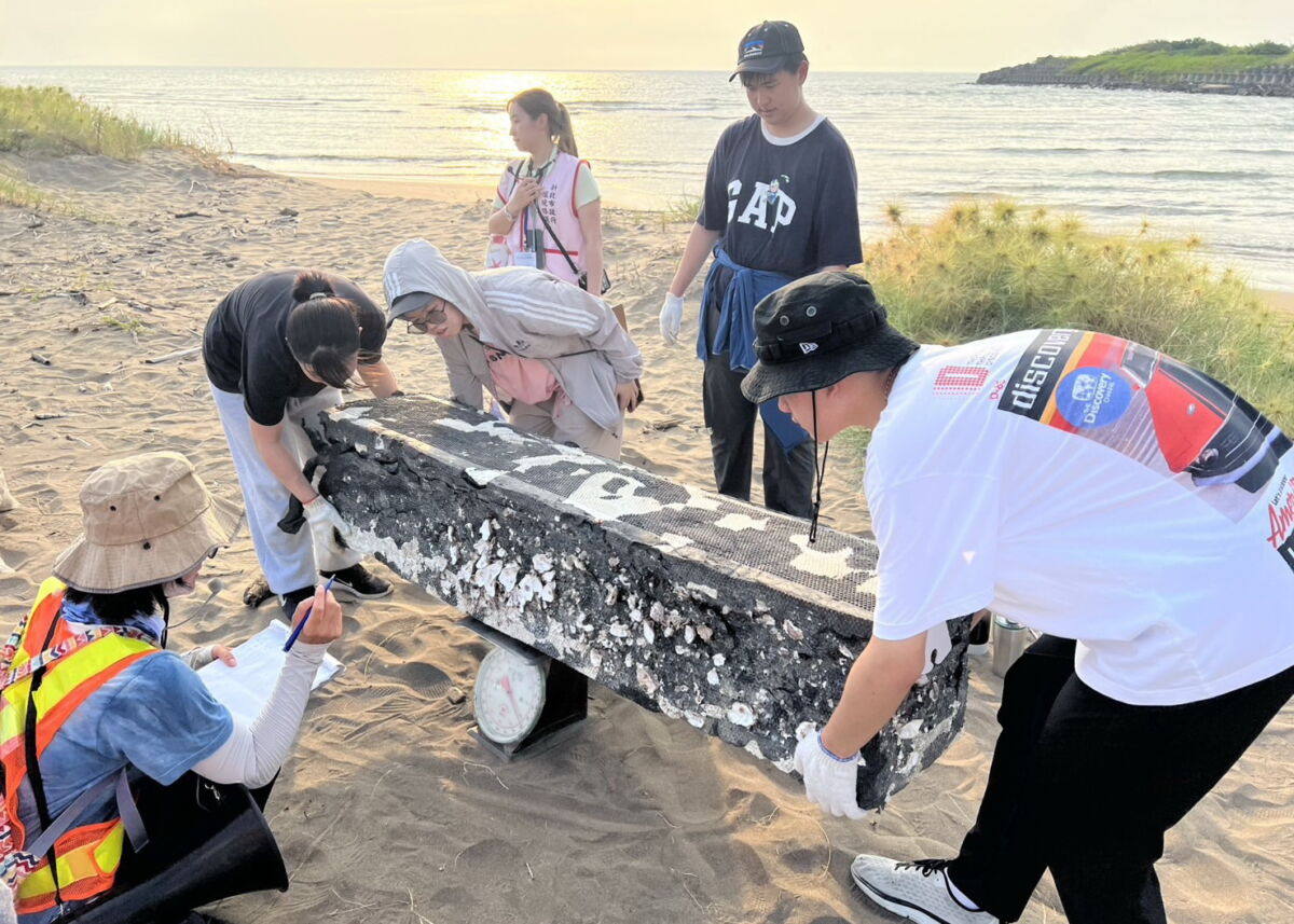 圖／海湧工作室陳怡潔講師帶領學員至沙崙海水浴場淨灘。（新北市政府環保局提供）