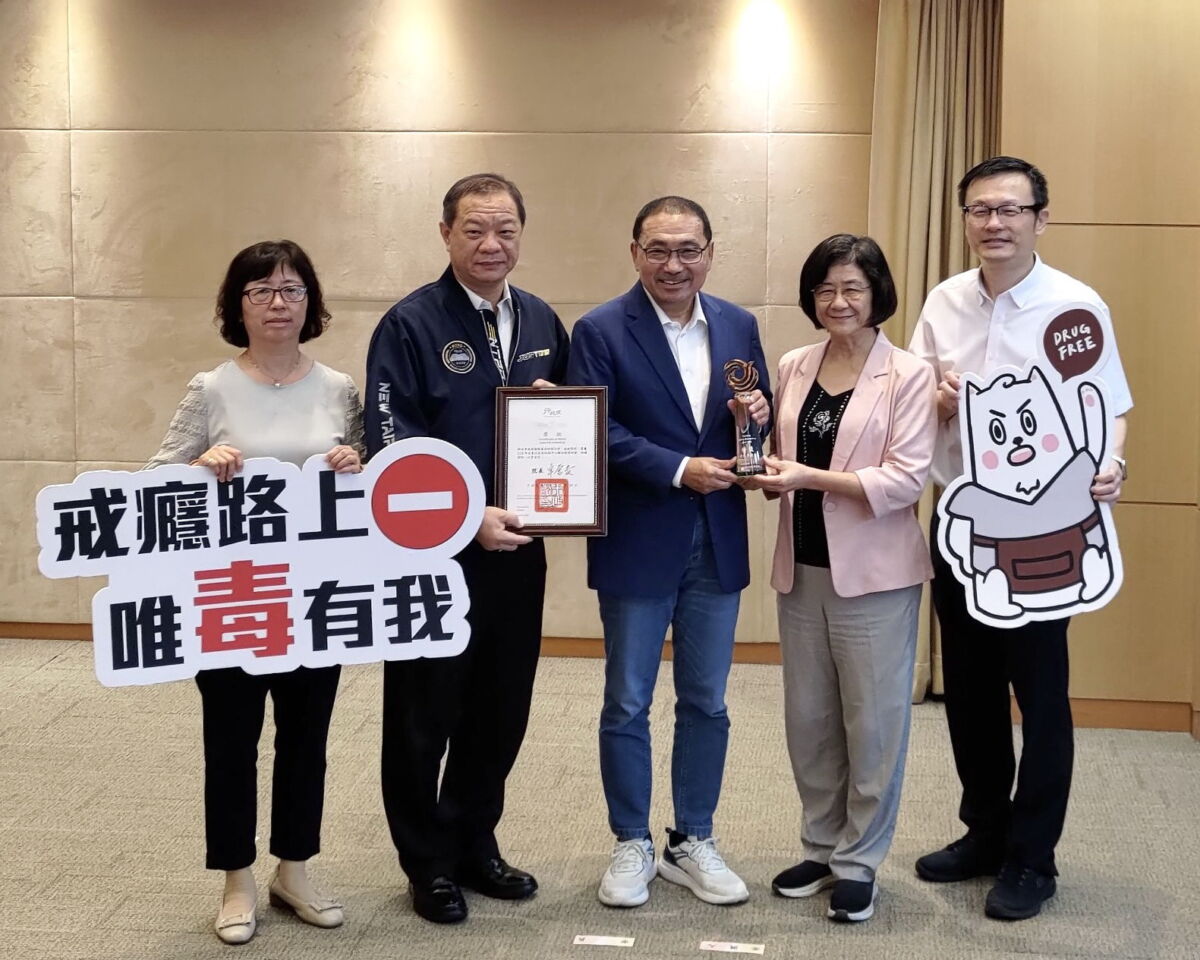 圖／新北市毒防中心連獲中央評核「特優」，展現跨局處整合防毒成效；左至右，社會局副局長許秀能、警察局長廖訓誠、市長侯友宜、衛生局長陳潤秋、教育局長張明文。（新北市政府衛生局提供）