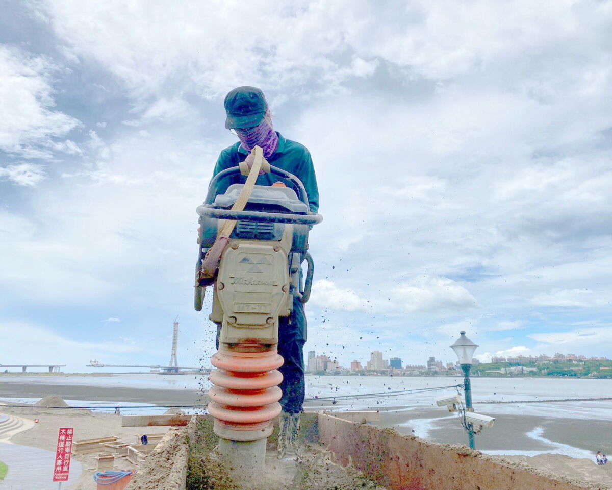 圖／「2025八里城市沙雕展」正如火如荼地趕工當中。（新北市政府高灘處提供）