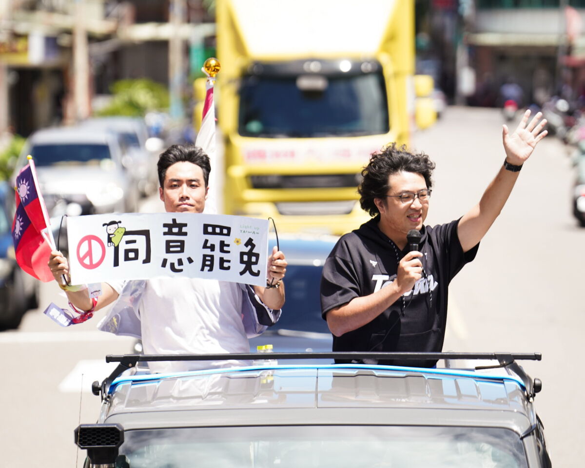 圖／今日的車隊掃街，是立委沈伯洋在母親的告別式後，首場出席的公開行程。（民進黨新北市黨部提供）