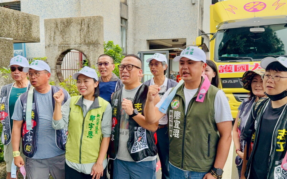 圖／民進黨新北市黨部今（25）日與新北市議會民進黨團總召廖宜琨、議員鄭宇恩，及罷洪公民團體「罷洪！！刻不容楷」從三芝出發車掃。（民進黨新北市黨部提供）