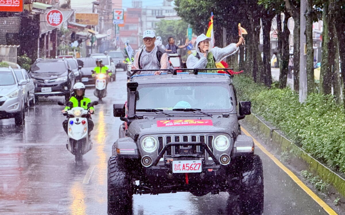 圖／「新北來罷」車隊不畏風雨從三芝出發，懇請選民明（26）日踴躍投票，投下同意罷免洪孟楷的一票。（民進黨新北市黨部提供）