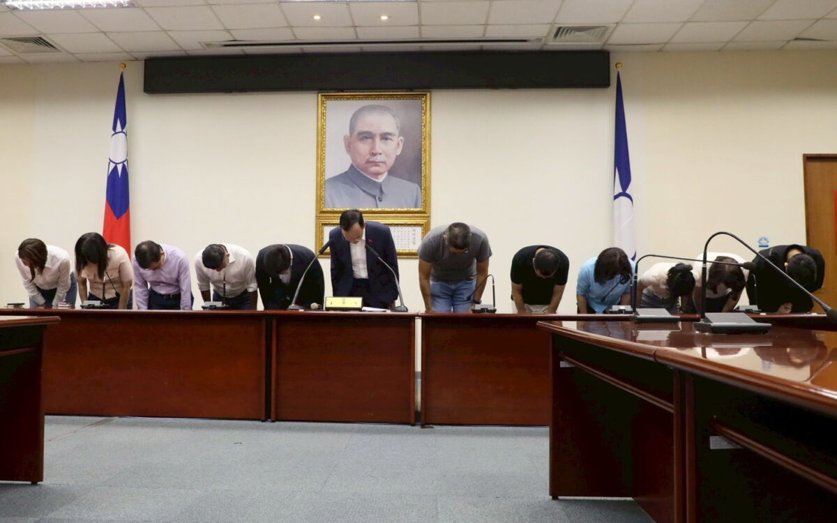 圖／國民黨主席朱立倫今（26）日晚間召開記者會，率副主席連勝文、秘書長黃健庭及多位立委向選民深深一鞠躬。（國民黨提供）