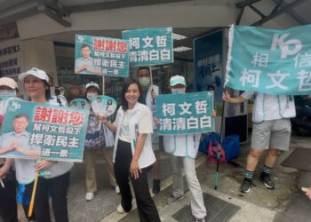 圖／民眾黨立委黃國昌汐止金山萬里區主任陳語倢今（27）日偕志工前往汐止金龍市場，向汐止的鄉親們謝票。（立委黃國昌辦公室提供）