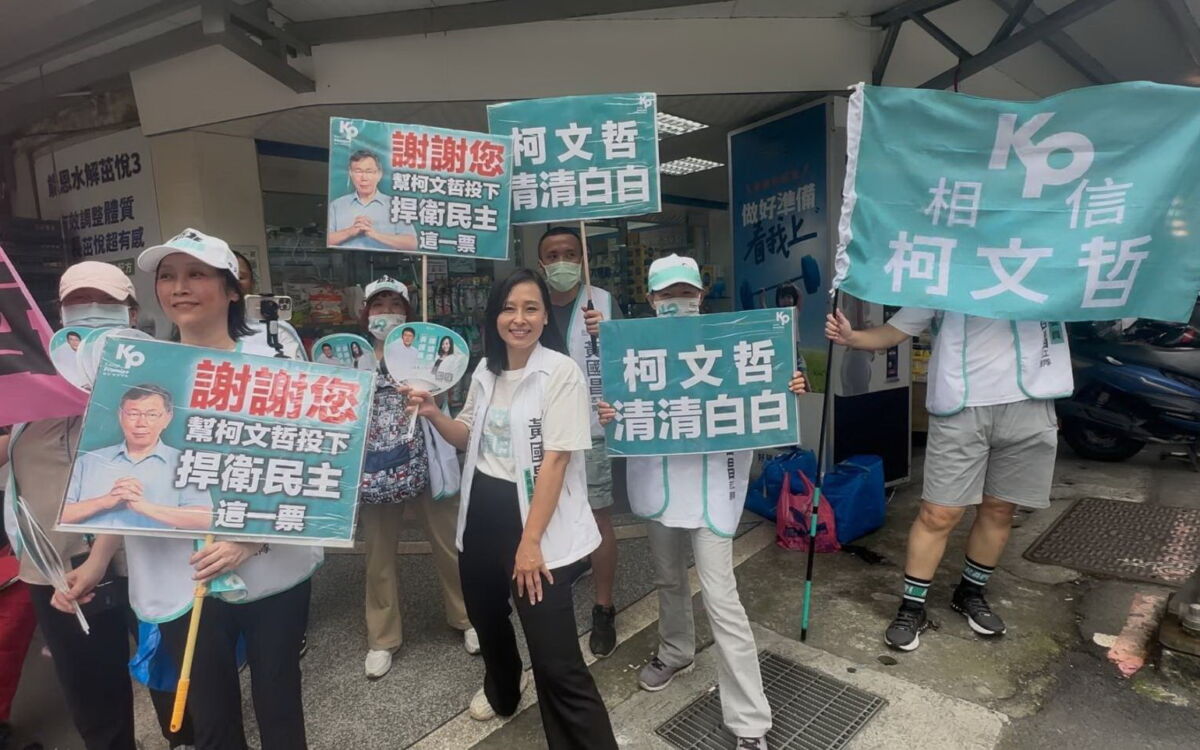 圖／民眾黨立委黃國昌汐止金山萬里區主任陳語倢今（27）日偕志工前往汐止金龍市場，向汐止的鄉親們謝票。（立委黃國昌辦公室提供）