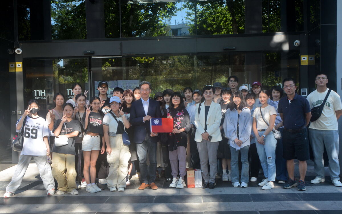 圖／西班牙代表處副代表張自信在文化組組長張祐瑄（前排右五）的陪同下，親自慰勉新北市方相舞蹈團的團員。（方相舞蹈團提供）