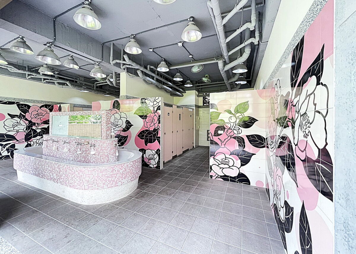 圖／中信國小永信樓2樓茶花風格主題牆面。（新北市政府教育局提供）