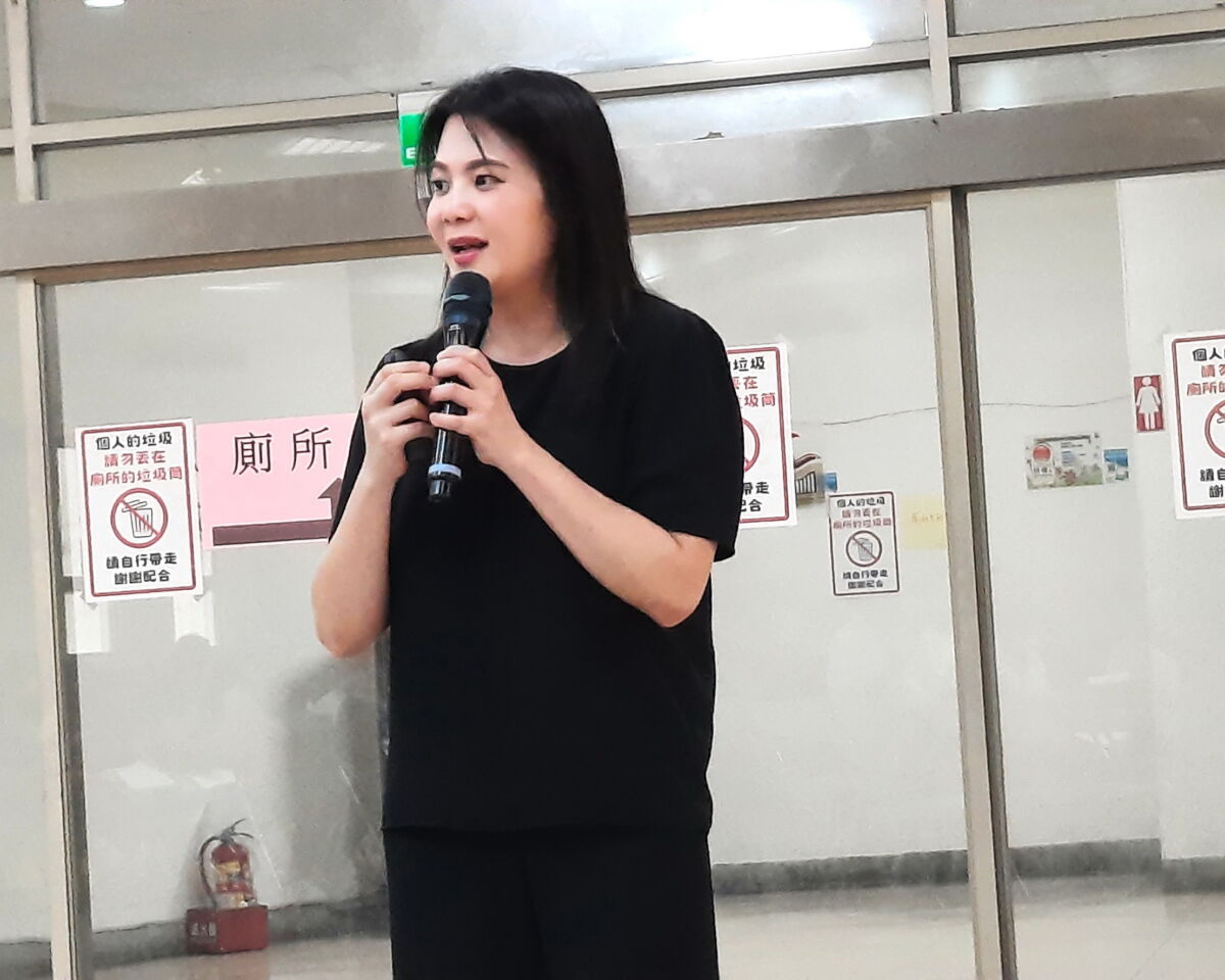圖／法務部調查局新北市調查處組長李綺倫講授防貪打詐課程。（板橋區公所提供）