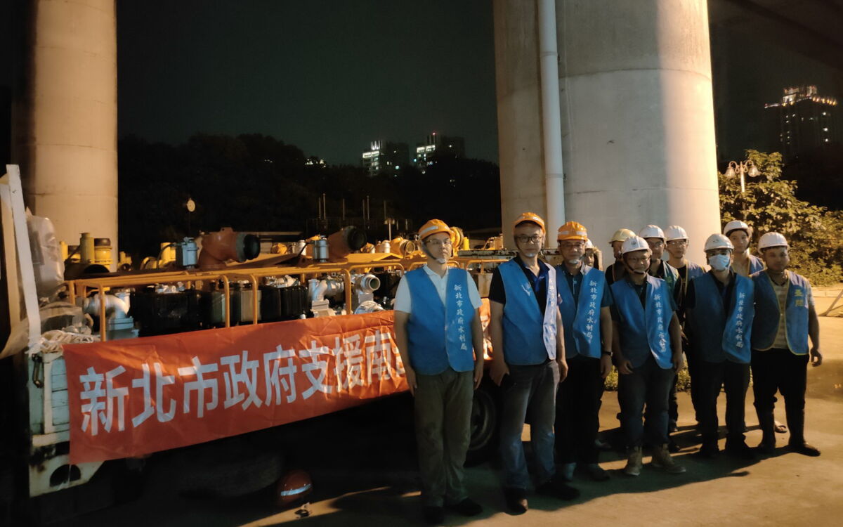 圖／新北市第一波已調派3吋移動式抽水機5台、2台卡車、5名操作人員與1名維修人員，前往嘉義縣執行支援任務。（新北市政府新聞局提供）