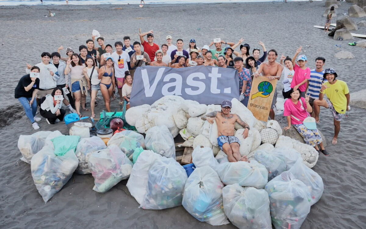 圖／活動首、末日攜手衝浪永續品牌VAST共同舉辦淨灘行動，向永續致意與喚醒大眾對環保的重視。（圖為淨灘資料照片，新北市政府綠美化環境景觀處提供）