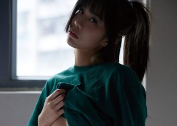 火辣空姐「脫了」寫真尺度驚人！街頭上空趴桌　屁股蛋全曝光