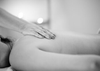 稱按摩能防病！足浴店長「硬上插入」性侵、強吻2女大生