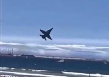 影片瘋傳！戰機垂直衝向人群　飛行員急拉升驚險避過意外