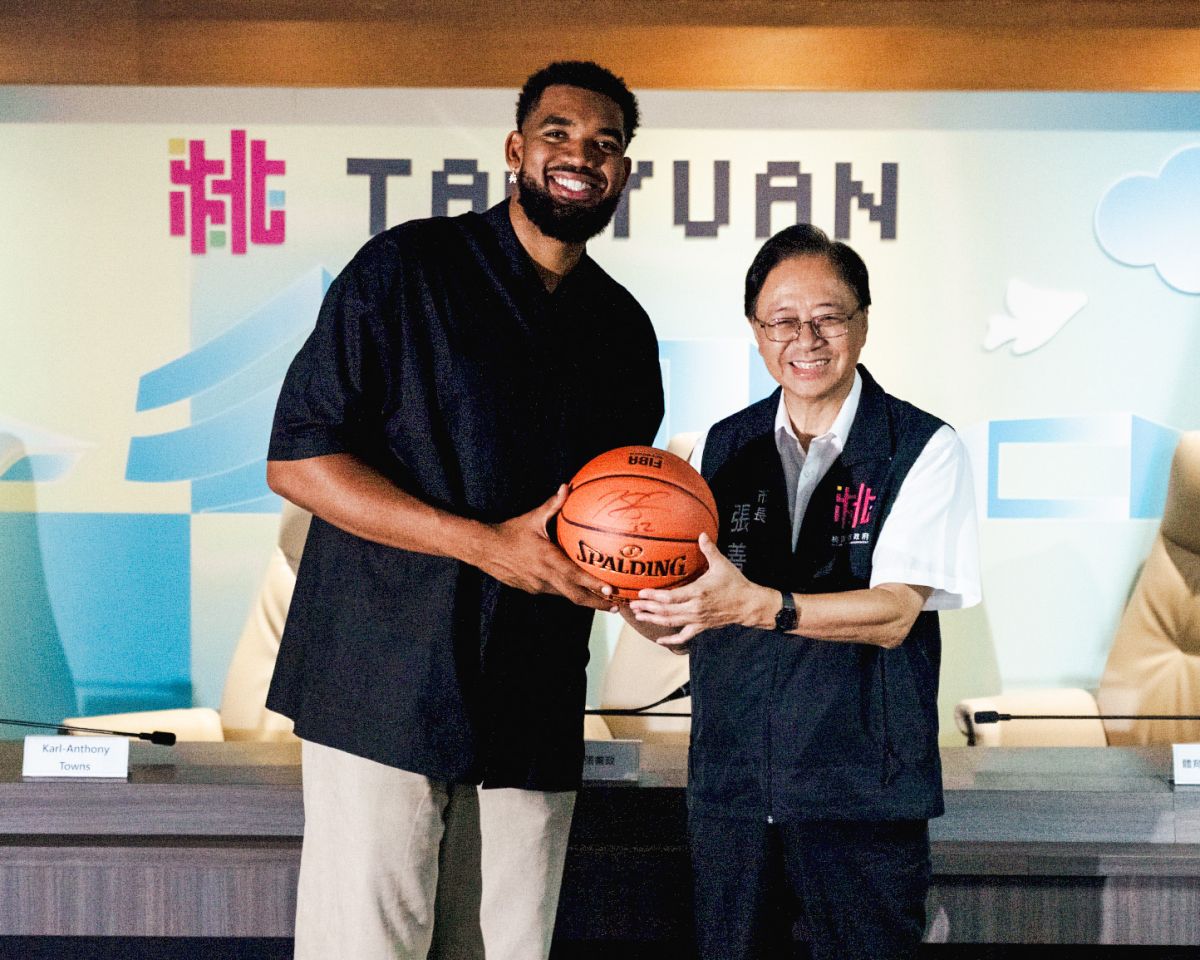 NBA巨星Towns要去大溪老街了！開心打陀螺、吃豆干