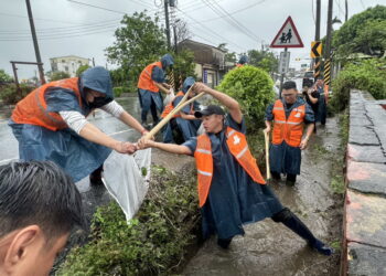 圖／何博文率DPP志工隊合力清除磚塊與污泥，讓排水恢復暢通。（民進黨提供）