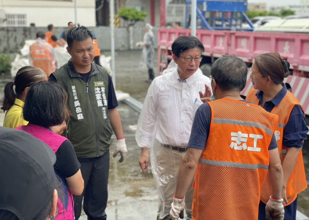 圖／民進黨主席室主任周威佑率民進黨志工團，深入台南柳營、鹽水與後壁等重災區救災。（民進黨提供）