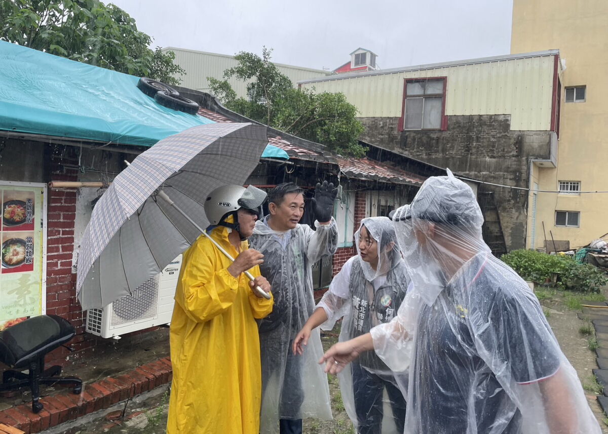 圖／湧言會新北市議員黃淑君、台南市議員陳皇宇與立委王定宇志工團隊，2日也挺進下營、後壁災區協助重整家園。（新北市議員黃淑君提供）
