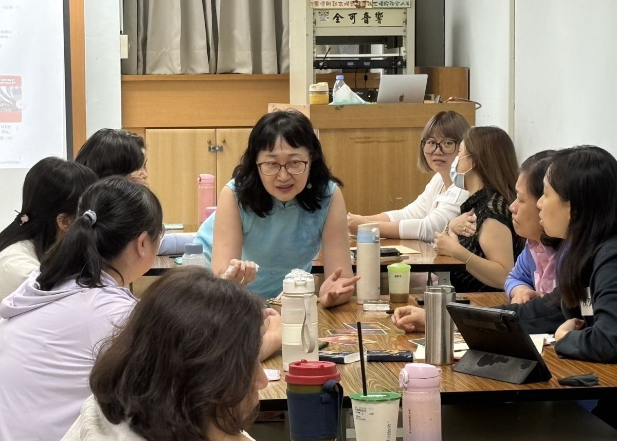 圖／靈性關懷師劉亮馨（中）帶領學員工作坊進行討論。（新北市政府社會局提供）