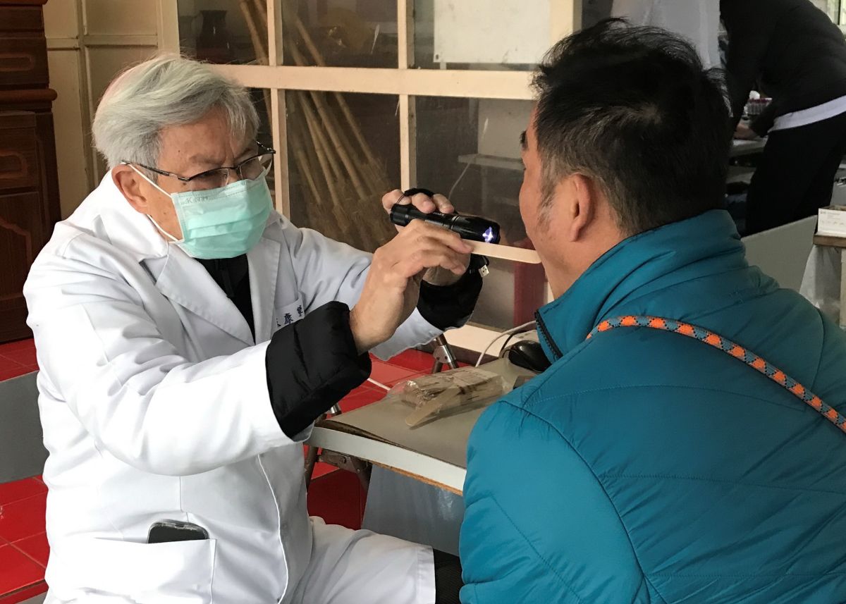 圖／口腔黏膜檢查職場篩檢服務。（新北市政府衛生局提供）