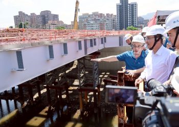 圖／侯友宜表示，長福橋預計於明年7月完工，屆時通水斷面可增加18%，符合三峽河防洪標準。（新北市政府新聞局提供）