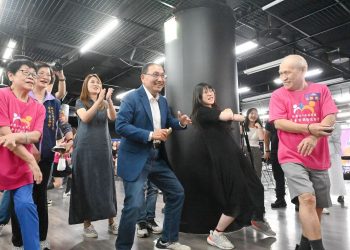 圖／侯友宜與長輩一同體驗Just Dance 舞力全開，感受電競運動的魅力。（新北市政府新聞局提供）