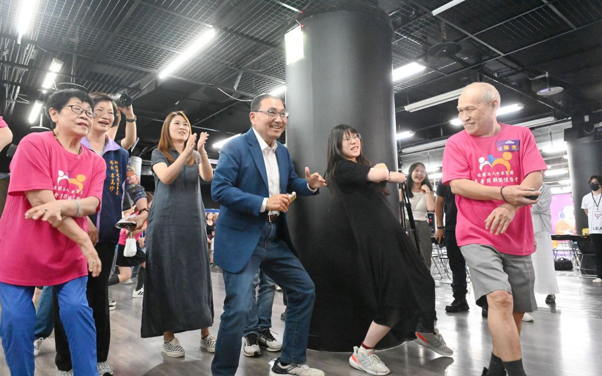 圖／侯友宜與長輩一同體驗Just Dance 舞力全開，感受電競運動的魅力。（新北市政府新聞局提供）