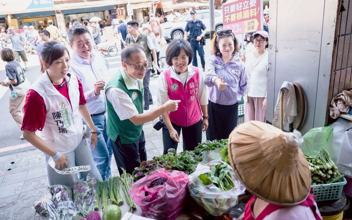 圖／民進黨代理秘書長何博文、新北市主委蘇巧慧、立院黨團幹事長吳思瑤，及新北市議員陳永福、陳乃瑜等人，陪同「拔羅波」罷免團隊掃市場。（民進黨新北市黨部提供）