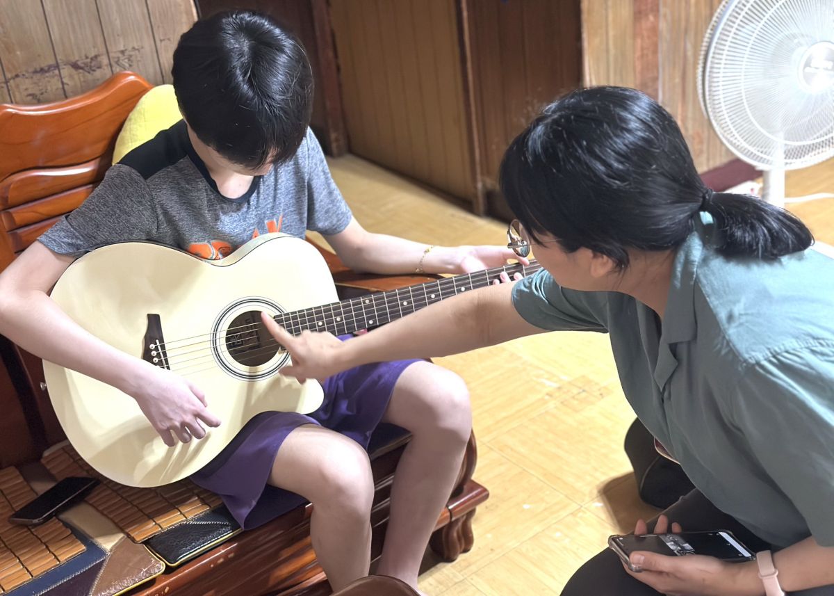 圖／陪伴繭居個案開發興趣。（新北市政府教育局提供）