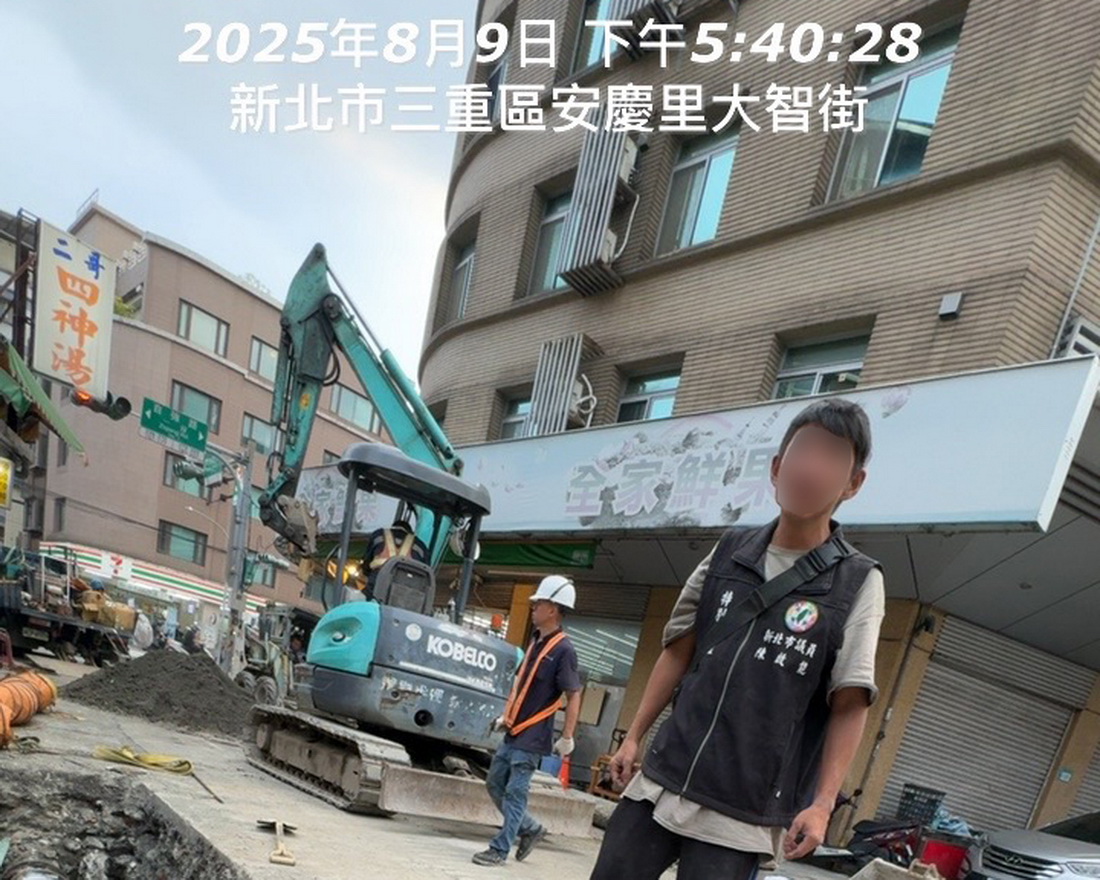 圖／一名男子身穿印有「新北市議員陳啟能特助」字樣的背心現身工地，自稱是議員特助要「關心搶修作業」。（新北市議員陳啟能服務處提供）