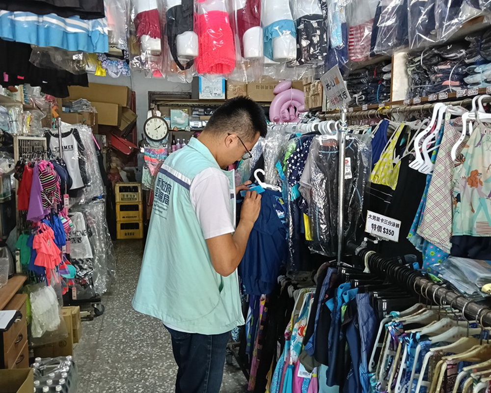 圖／新北市政府經發局特別針對轄內的商家辦理泳具商品專案抽查，讓市民朋友安心購買有保障。（新北市政府經發局提供）